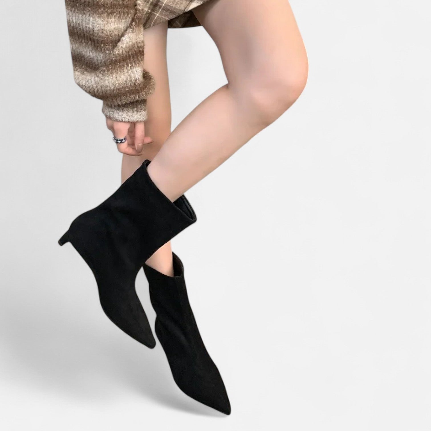 Masimon | Women’s White Pointed-Ankle Boot – Vintage Designer Style with Low Thin Heel